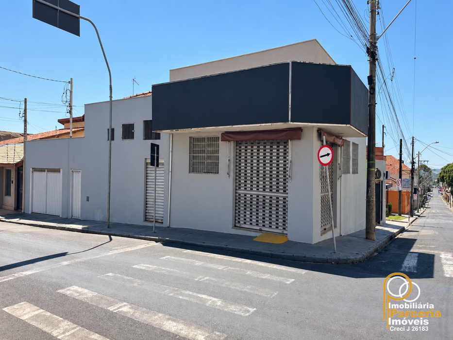 Esquina Urbana com Fachada Comercial.png